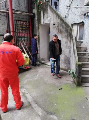 近日,萬(wàn)州天然氣公司江南天然氣銷售分公司組織工作人員到社區(qū)、福利院、敬老院、小區(qū)等多個(gè)地方開(kāi)展“送溫暖,保安全”的燃?xì)獍踩麄骰顒?dòng)。